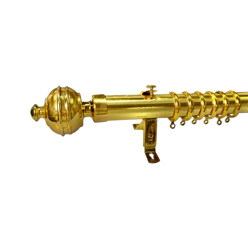 Gardinenstange mit goldenem Aufkleber